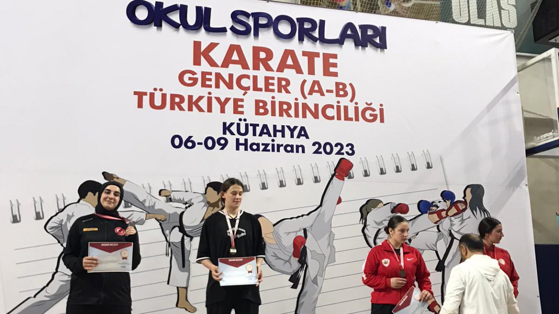 Kütahya'da düzenlenmiş olan Türkiye Karate Şampiyonası'nda okulumuz öğrencisi Melike İŞÇİ kendi kilosunda Türkiye 2.liği kazanmıştır.