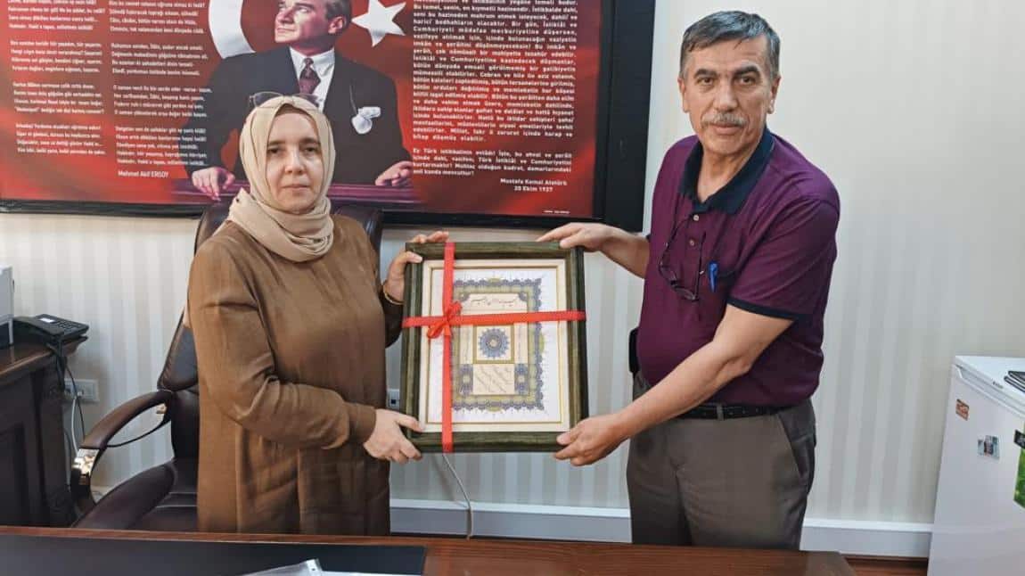 Necip Fazıl Kısakürek İHL  Müdürü Hasan Hüseyin Aydemir'e Emekliliği Vesilesiyle Hediye Takdimi